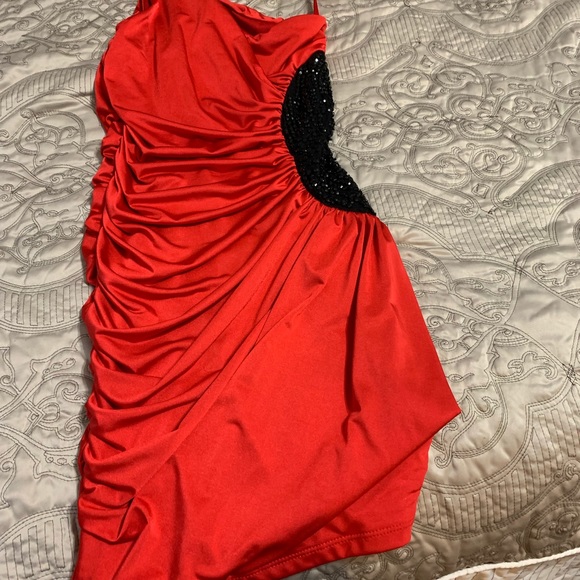 Beautiful red dress - Picture 1 of 2